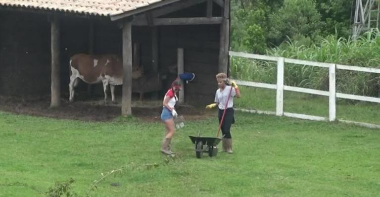 A Fazenda: Em papo com Stéfani, Lidi Lisboa fala sobre racismo e web reclama de corte de câmera
