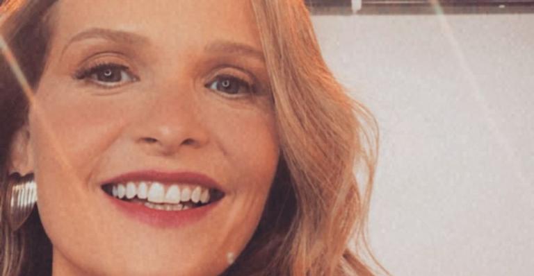 De máscara, Fernanda Rodrigues posa ao lado da equipe de seu programa: ”Recomeçando diferente”