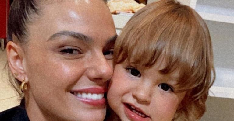 Isis Valverde curte o dia agarradinha com o filho, Rael: ”Dengo de mãe”