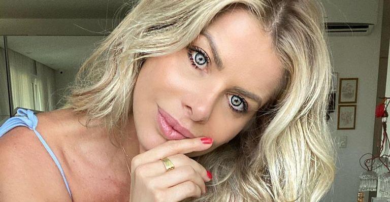 Karina Bacchi aposta em vestido dourado decotado e chama muita atenção