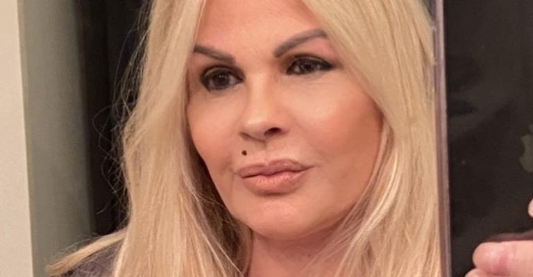 Com clique ousado, Monique Evans rebate comentários maldosos e fala de botox: ”Não é segredo”