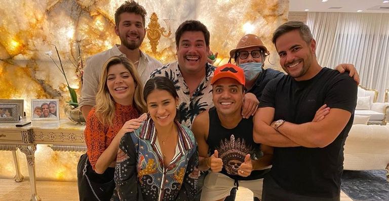 Tirullipa comemora aniversário na companhia de Simone e amigos: ”Noite maravilhosa”