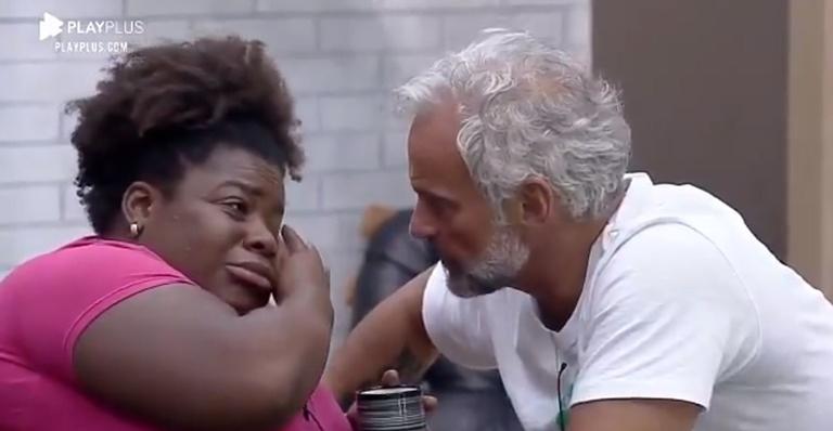 A Fazenda: Após formação de roça, Jojo Todynho chora com Mateus e revela medo