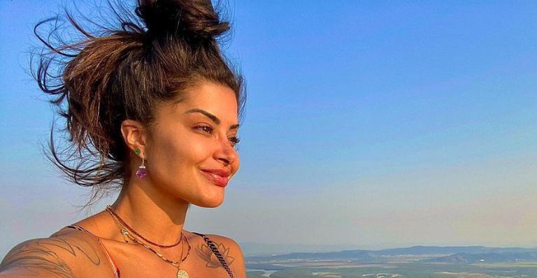 Aline Riscado surge belíssima ao posar para cliques na areia da praia: ”Empanada”