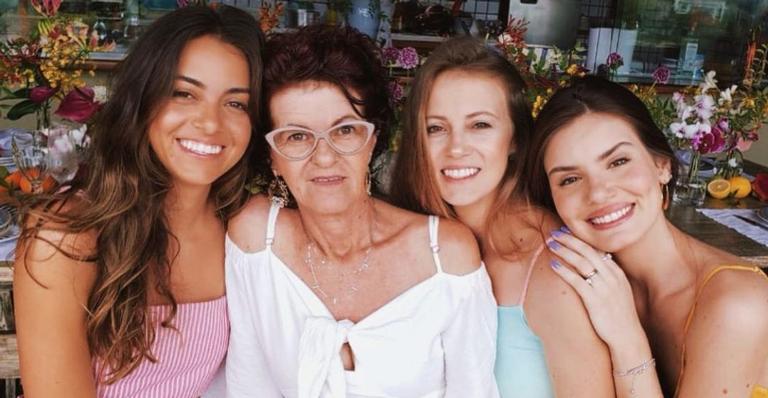 Ao lado das irmãs, Camila Queiroz celebra aniversário da mãe: ”Nossa rainha”