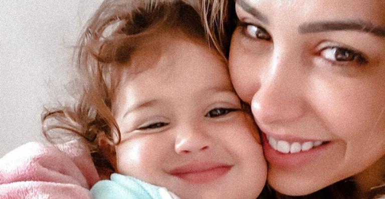 Bella Falconi derrete a web ao fazer vídeo da filha caçula se maquiando: ”Uma lindeza!”