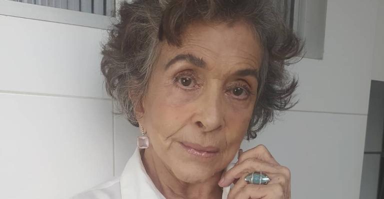 Aos 79 anos, Betty Faria posa de costas com maiô na praia e web baba: ”Olha o corpo dessa mulher!”