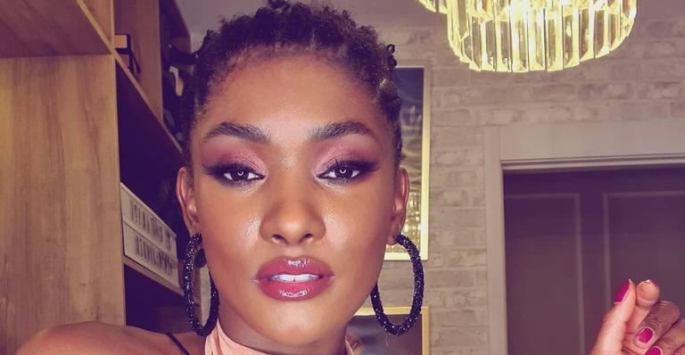 Erika Januza posa deslumbrante com look todo branco e pede: ”Paz à nossa negritude”