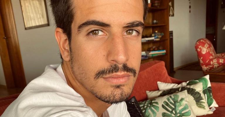 Enzo Celulari compartilha vídeo cantando e arranca suspiros dos fãs
