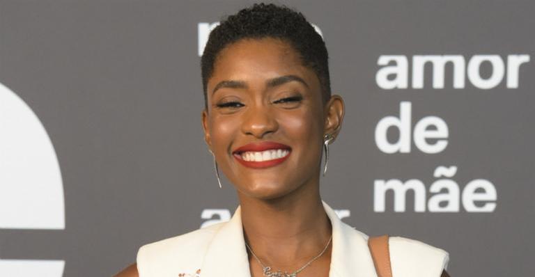Erika Januza compartilha clique fazendo exercícios e motiva web: ”Bora treinar”