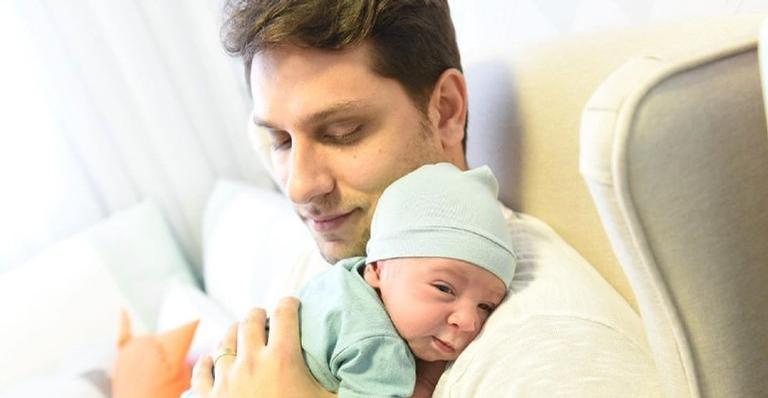 Elieser Ambrosio compartilha clique com o filho, Bento, e se derrete: ”O amor só cresce”