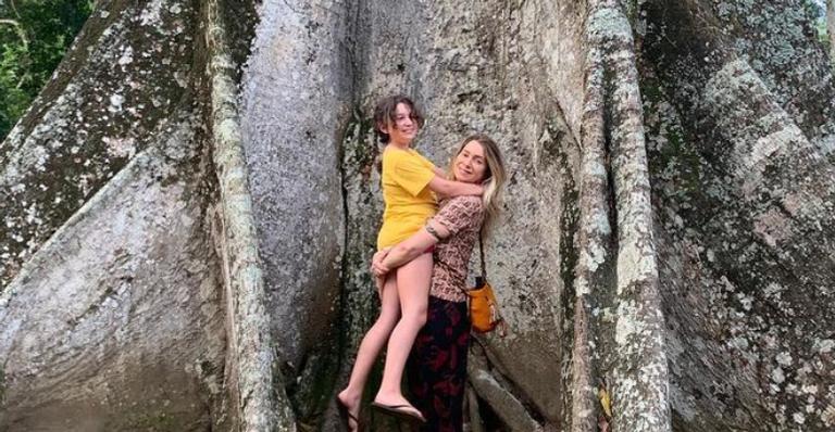 Leticia Spiller aproveita momento fofo na praia com a filha caçula e encanta: ”Lindas”