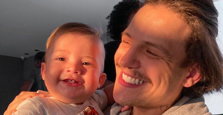 Saulo Poncio derrete a web ao posar na praia ao lado do filho, Davi: ”Perfeição em forma de foto”