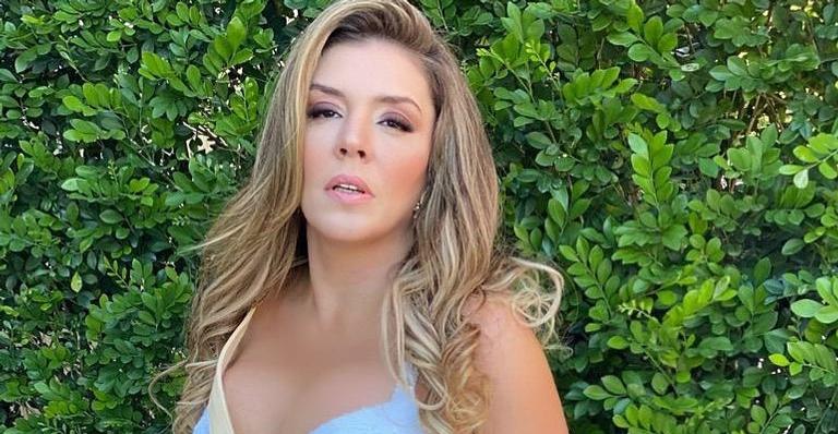 Aos 44 anos, Simony posa com barriga de fora e ostenta cinturinha micro: ”Que corpo!”