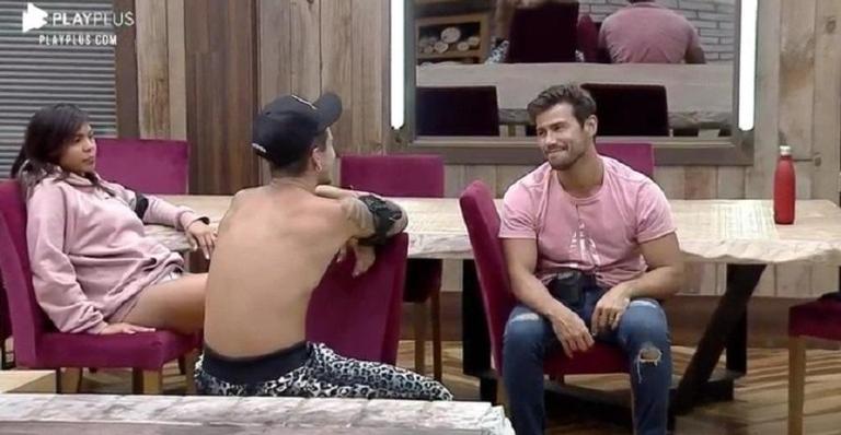 A Fazenda: Mariano e Biel confessam troca de olhares durante décima roça e internautas se revoltam