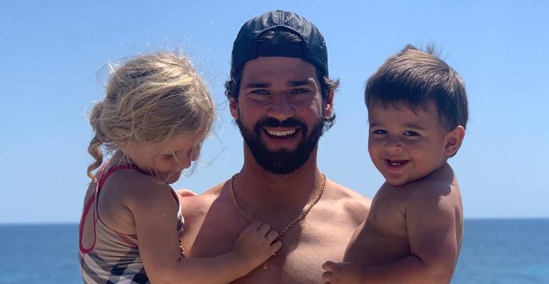 Alisson Becker se derrete ao mostrar os filhos com camisas personalizadas do Internacional