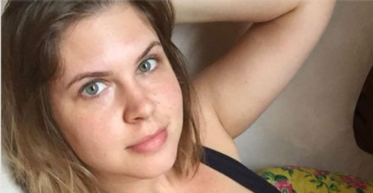 Carolinie Figueiredo posa nua e faz reflexão sobre o corpo: ”Estou aprendendo a te amar”