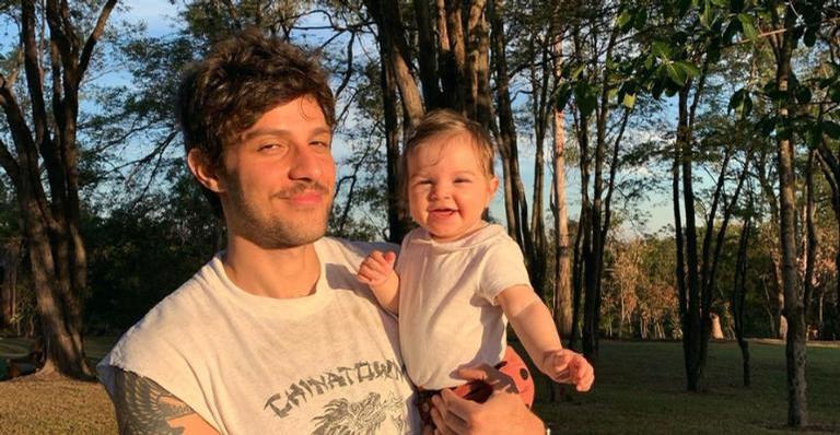 Chay Suede posa com a filha em frente ao mar em clique feito pela esposa, Laura Neiva