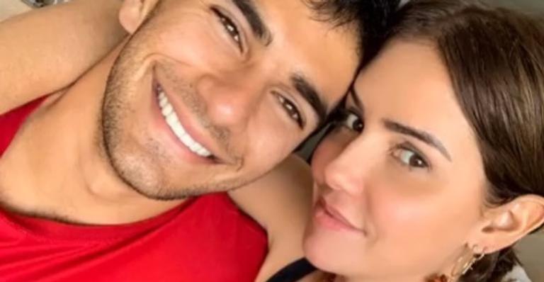 Deborah Secco e Hugo Moura surgem agarradinhos e a atriz se declara: ”Te abraça e te reinicia”
