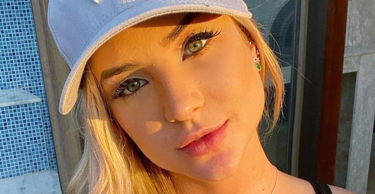 Gabi Martins aposta em vestido com fenda até a cintura e quase mostra demais: ”Deslumbrante!”