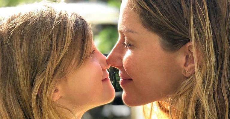 Gisele Bündchen encanta ao posar meditando com a filha, Vivian, na praia