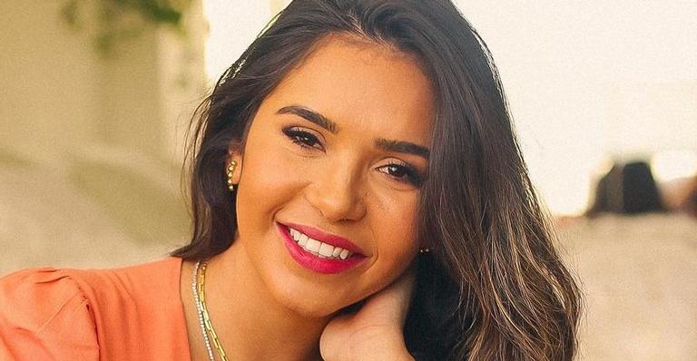 Gizelly Bicalho posa de biquíni em cenário paradisíaco e ostenta curvas impecáveis: ”Deusa!”