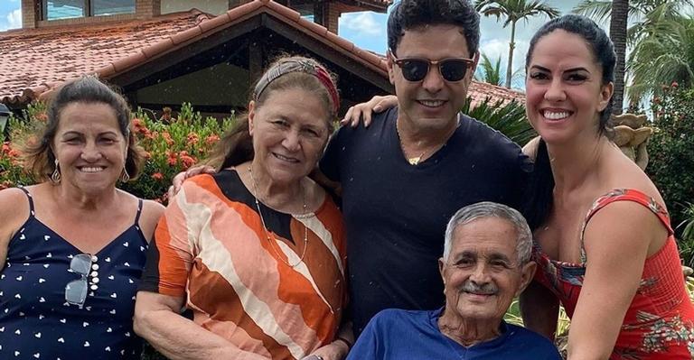 Graciele Lacerda posta clique em família e manda recado para o sogro, Francisco Camargo
