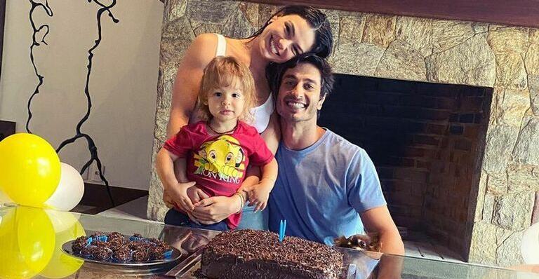 Gente como a gente! Isis Valverde faz festinha simples para comemorar aniversário do filho