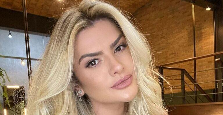 De fio dental, Mirella Santos ostenta bumbum empinado e arranca elogios