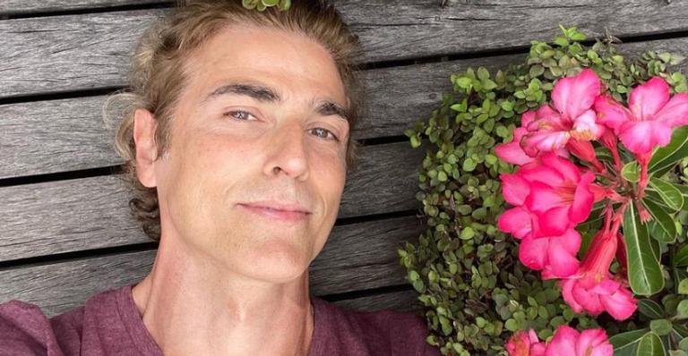 Reynaldo Gianecchini relembra visual antigo em festa com amigos e fãs elogiam