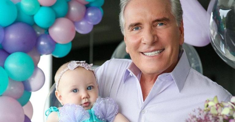 Roberto Justus posa com Vicky vestida de sereia e celebra os seis meses da filha: ”Fofura demais”