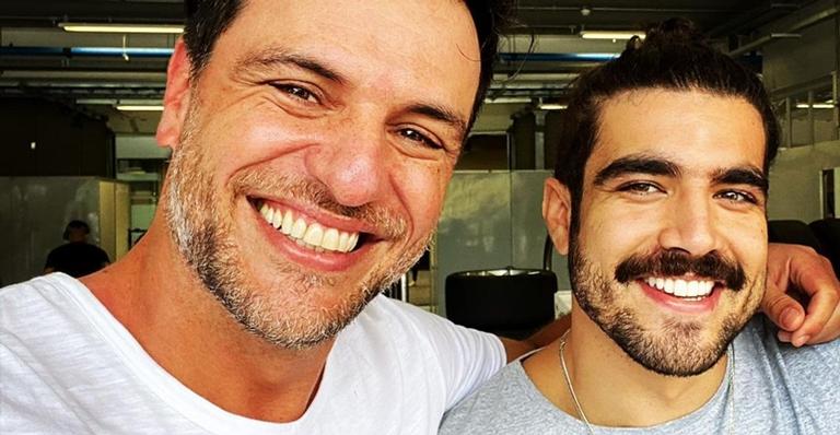Rodrigo Lombardi relembra encontro com Caio Castro: ”Encontrei um galã, piloto, paraquedista”