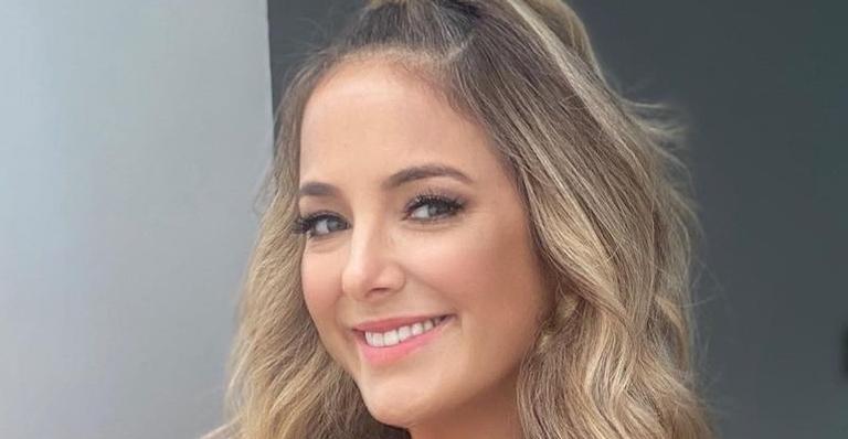 Ticiane Pinheiro encanta ao postar clique recebendo beijo das filhas: ”Tanto amor”