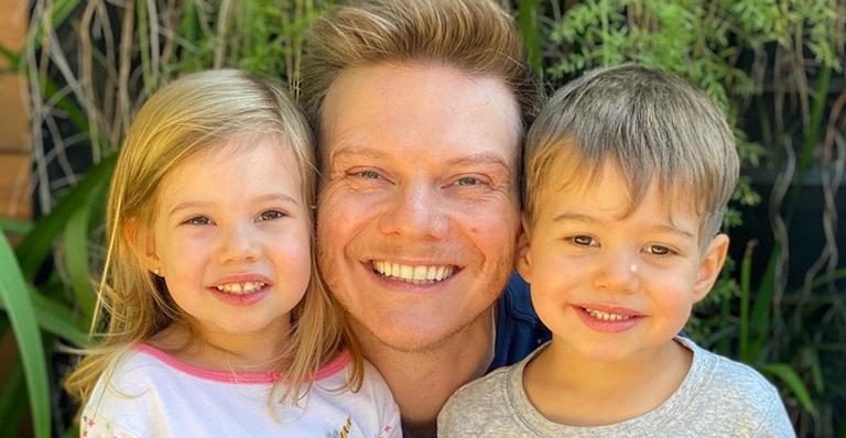 Michel Teló relembra clique da infância e é comparado com a filha: ”Melinda todinha”