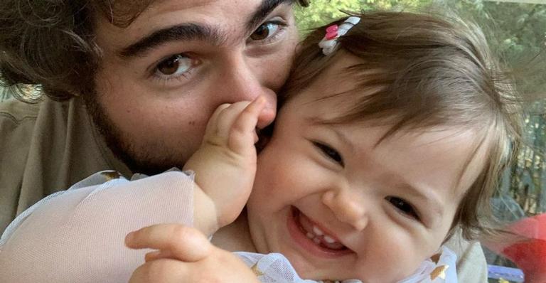 Rafa Vitti se derrete ao registrar a filha, Clara Maria, ficando em pé sozinha