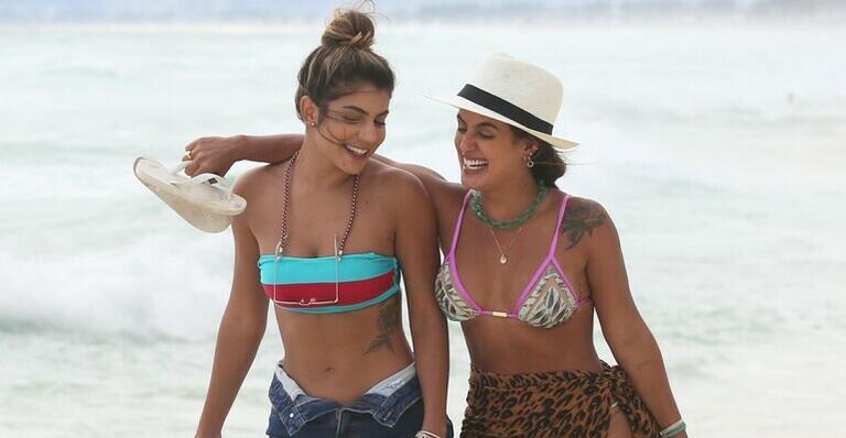 Ex-BBBs, Hariany Almeida e Carol Peixinho, esbanjam curvas em praia do Rio de Janeiro