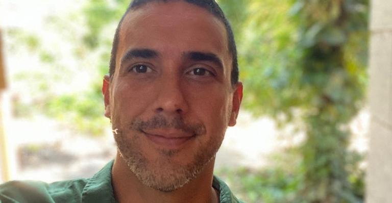 André Marques sofre acidente doméstico e mostra machucado no dedo: ”Vida de cozinheiro”