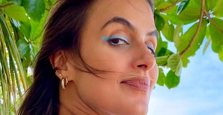 Carol Peixinho é clicada levando biquíni fio dental até o limite em dia de praia no Rio de Janeiro