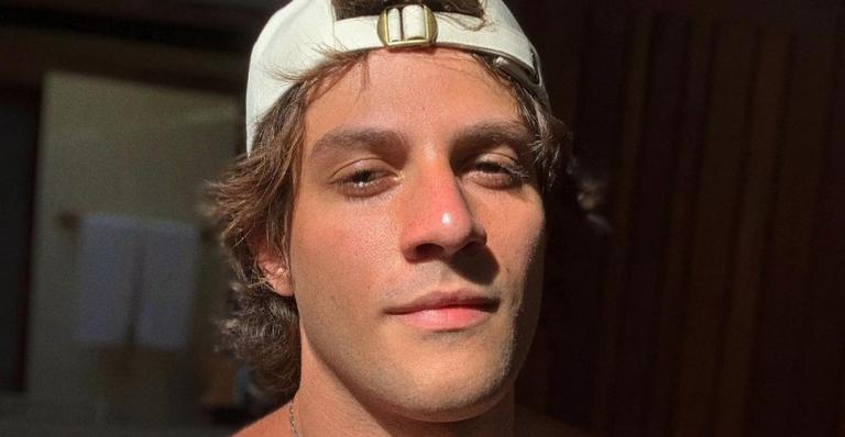 Chay Suede encanta ao mostrar Laura Neiva e a filha na praia: ”Teve chuva”