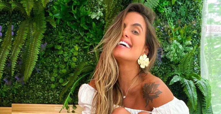 Ex-BBB Carol Peixinho aproveita dia em cachoeira e exibe boa forma