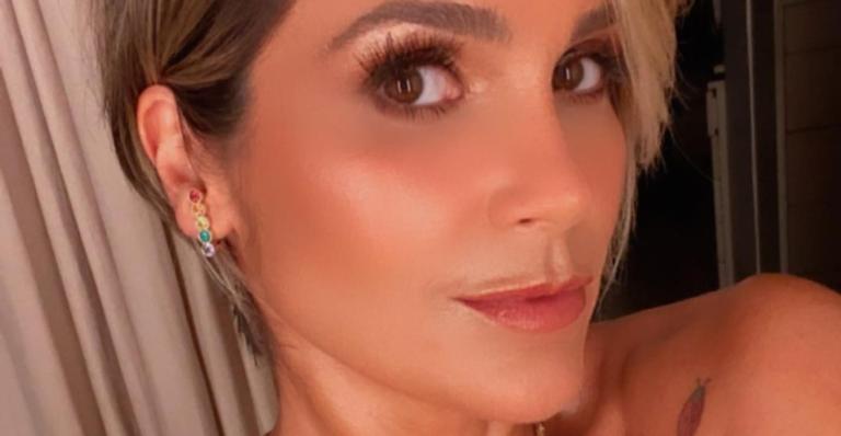 Flávia Alessandra posa em frente a árvore de natal e ressalta: ”Preciso montar a minha”