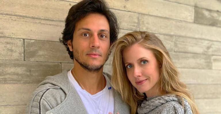 Gabriela Prioli faz cliques românticos em meio a natureza com o marido, Thiago Mansur