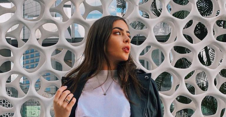Jade Picon posa com look impecável e exibe bolsa grifada: ”Lookinho de hoje”