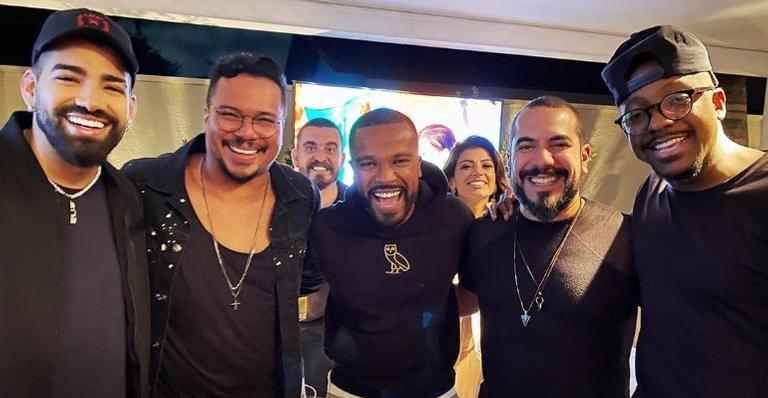 Mumuzinho posa ao lado de Dilsinho, Bruno Cardoso e Alexandre Pires e fãs elogiam: ”Que time!”