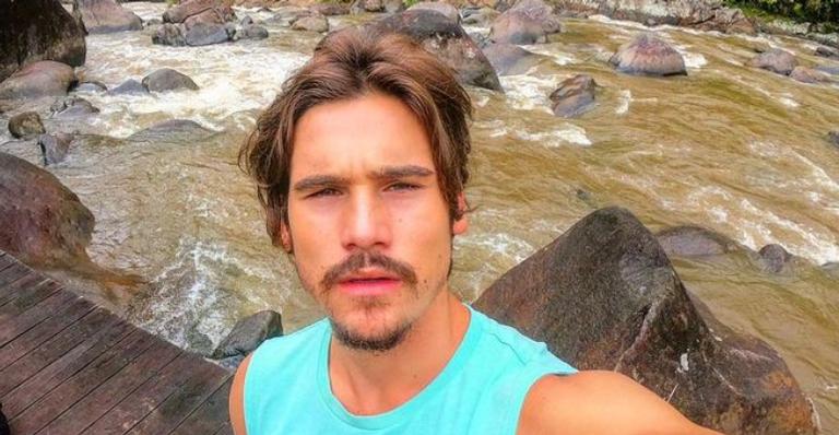 Nicolas Prattes renova as energias durante banho de cachoeira: ”Paz”