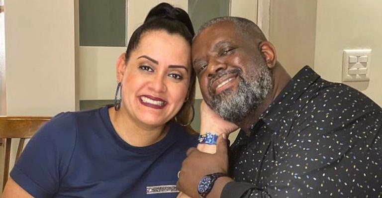 Péricles posa coladinho a esposa, Lidy Faria e se declara: ”Juntos além do fim”