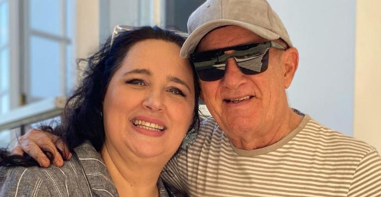 Renato Aragão recebe elogios da web ao posar coladinho com Lilian Aragão: ”Que lindos!”