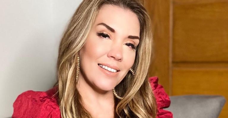 Simony dispensa sutiã e exibe corpaço com decotão até o umbigo: ”Escândalo de mulher!”