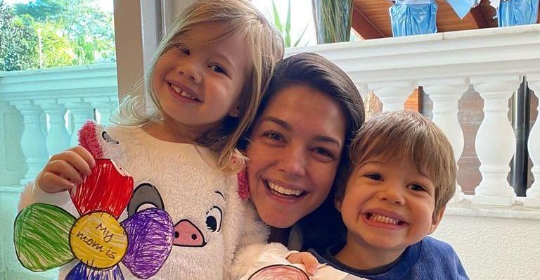 Com os filhos, Thais Fersoza exibe árvore de Natal de sua casa e encanta
