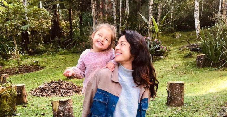 Yanna Lavigne brinca com a filha durante passeio na praia e fãs se divertem